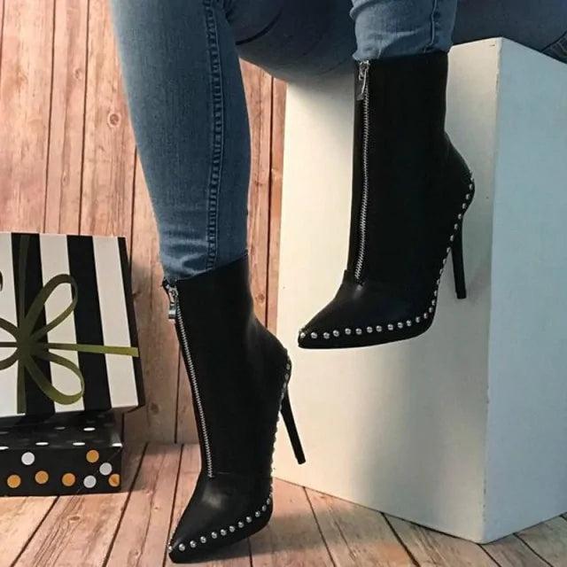 Damenmode, spitze Zehenpartie, moderne Stiefeletten