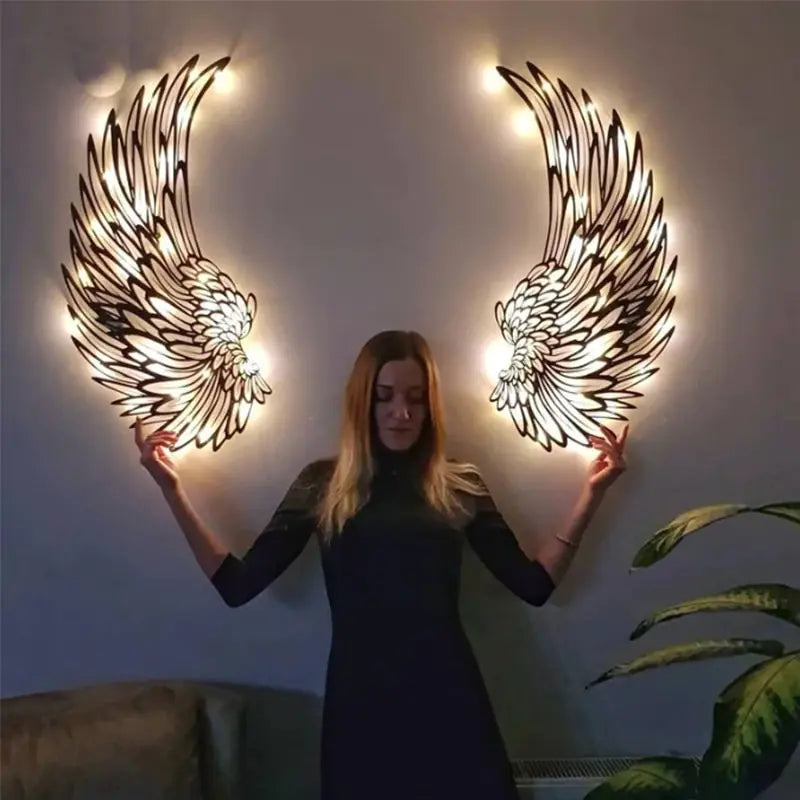 Wandkunst mit Engelsflügeln und LED-Lichtern