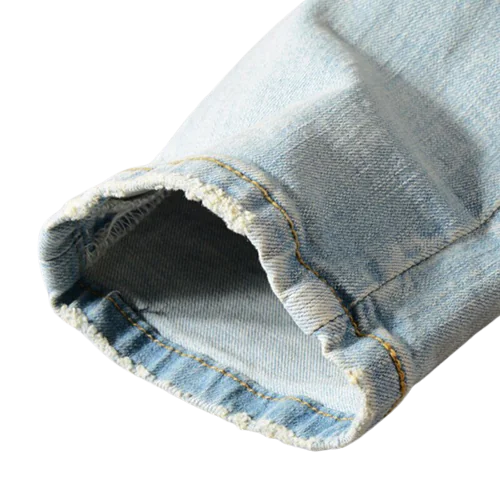 Vaqueros rotos con parche rosa