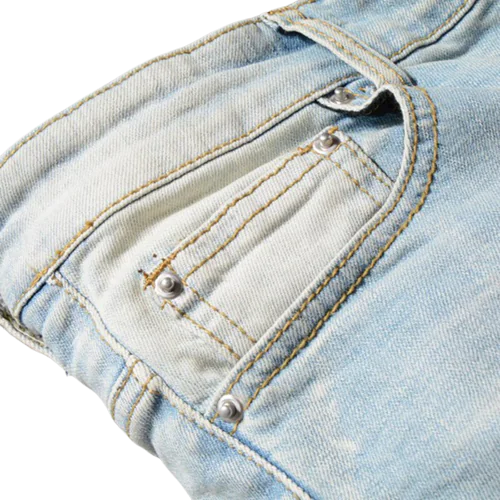 Vaqueros rotos con parche rosa